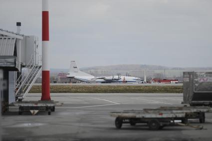 Екатеринбург. Самолет Ан-12 министерства обороны совершил аварийную посадку на взлетно-посадочную полосу аэропорта \'Кольцово\' из-за невозможности выпустить шасси. Из 17 человек бывших на борту в момент посадки, никто не пострадал