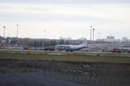 Екатеринбург. Самолет Ан-12 министерства обороны совершил аварийную посадку на взлетно-посадочную полосу аэропорта \'Кольцово\' из-за невозможности выпустить шасси. Из 17 человек бывших на борту в момент посадки, никто не пострадал