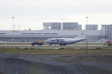 Екатеринбург. Самолет Ан-12 министерства обороны совершил аварийную посадку на взлетно-посадочную полосу аэропорта \'Кольцово\' из-за невозможности выпустить шасси. Из 17 человек бывших на борту в момент посадки, никто не пострадал