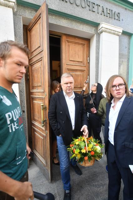 Москва.  Журналист Андрей Колесников (в центре) во время  свадьбы  режиссера Константина Богомолова и телеведущей Ксении Собчак.