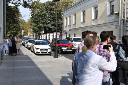 Москва.  Свадебный катафалк режиссера Константина Богомолова и телеведущей Ксении Собчак.