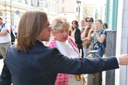 Москва. Член комитета Совета Федерации РФ по конституционному законодательству и государственному строительству Людмила Нарусова во время свадьбы режиссера Константина Богомолова и телеведущей Ксении Собчак.