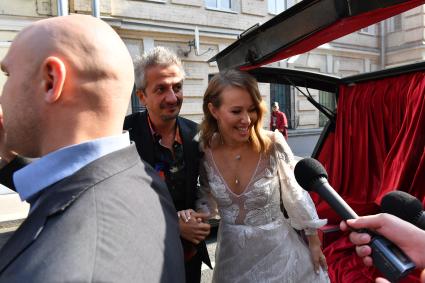 Москва. Телеведущая Ксения Собчак и режиссер Константин Богомолов выходят из свадебного катафалка у Грибоедовского загса.