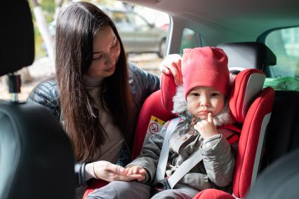 Самара.  Девочка сидит в детском автомобильном кресле.