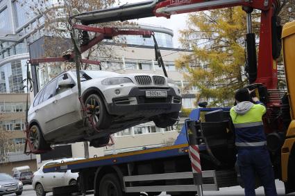 Екатеринбург. Эвакуация неправильно припаркованного автомобиля с дороги