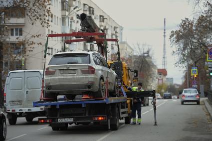 Екатеринбург. Эвакуация неправильно припаркованного автомобиля с дороги