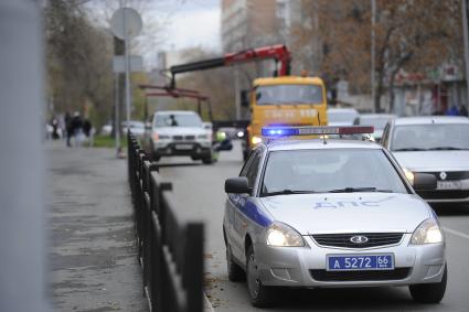 Екатеринбург. Эвакуация неправильно припаркованного автомобиля с дороги