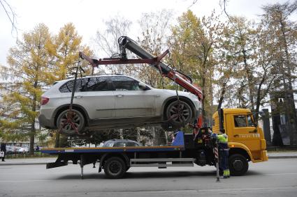 Екатеринбург. Эвакуация неправильно припаркованного автомобиля с дороги