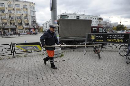 Екатеринбург. Рабочий устанавливает дорожный знак у пешеходного перехода