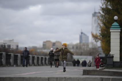 Екатеринбург. Ребенок гуляет на набережной городского пруда