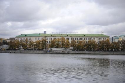 Екатеринбург. Здание уральского приборостроительного завода. В результате общегородского опроса, строительство храма святой Екатерины начнется на его месте. В мае 2019 прошли массовые протесты из-за решения властей строить храм на месте сквера у драматического театра