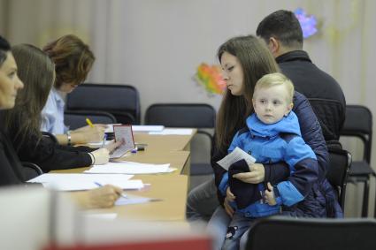 Екатеринбург. Общегородской опрос горожан о месте строительства храма святой Екатерины. В мае 2019 из-за решения властей строить храм на месте сквера у драматичкого театра произожли массовые протесты, после чего было принято решение о проведении опроса.