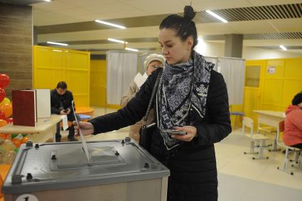 Екатеринбург. Общегородской опрос горожан о месте строительства храма святой Екатерины. В мае 2019 из-за решения властей строить храм на месте сквера у драматичкого театра произожли массовые протесты, после чего было принято решение о проведении опроса.