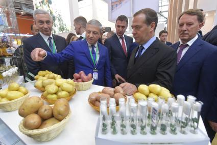 Москва.   Глава Республики Северная Осетия Алания Вячеслав Битаров (второй слева),  премьер-министр РФ Дмитрий Медведев (второй справа)  и  вице-премьер РФ Алексей Гордеев (справа) во время осмотра экспозиции XXI Российской агропромышленной выставки `Золотая осень`  на ВДНХ.