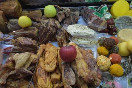 Москва. Мясная продукция на 21-й Российской агропромышленной выставке `Золотая осень- 2019` на ВДНХ.