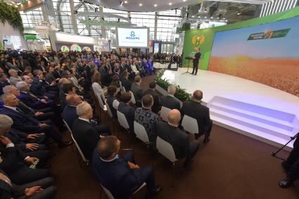 Москва. Премьер-министр РФ Дмитрий Медведев (справа) во время выступления на церемонии открытия XXI Российской агропромышленной выставки `Золотая осень` на ВДНХ.