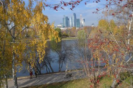 Москва.   Вид на Московский международный деловой центр `Москва-Сити`.