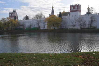 Москва.    Вид на Новодевичий монастырь.