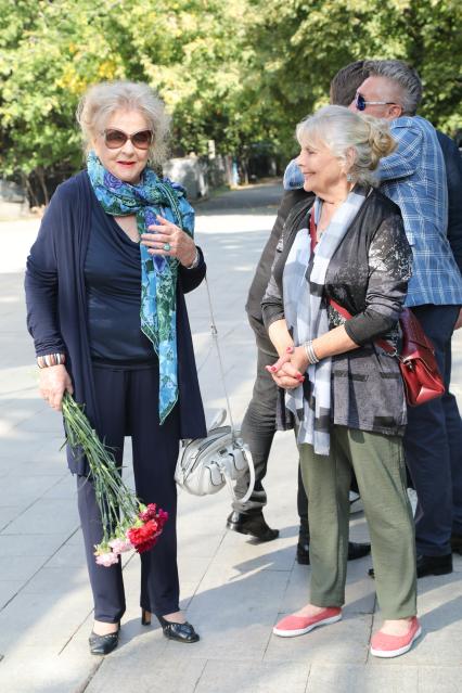 Диск356. Ваганьковское кладбище. Актеры театра Сатиры на могиле Валентина Плучека. 2019. На снимке: актрисы Зоя Зелинская и Нина Корниенко (справа)