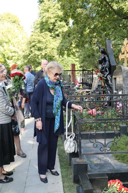 Диск356. Ваганьковское кладбище. Актеры театра Сатиры на могиле Валентина Плучека. 2019. На снимке: актриса Зоя Зелинская