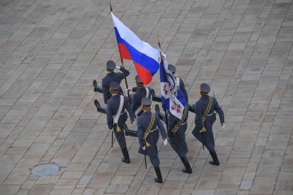 Москва. Военнослужащие Президентского полка во время церемонии развода пеших и конных караулов на Соборной площади Московского Кремля.