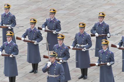 Москва. Военнослужащие Президентского полка во время церемонии развода пеших и конных караулов на Соборной площади Московского Кремля.