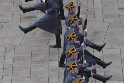 Москва. Военнослужащие Президентского полка во время церемонии развода пеших и конных караулов на Соборной площади Московского Кремля.