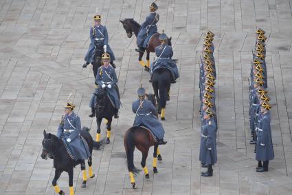 Москва. Военнослужащие Президентского полка во время церемонии развода пеших и конных караулов на Соборной площади Московского Кремля.