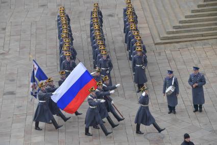 Москва. Военнослужащие Президентского полка во время церемонии развода пеших и конных караулов на Соборной площади Московского Кремля.