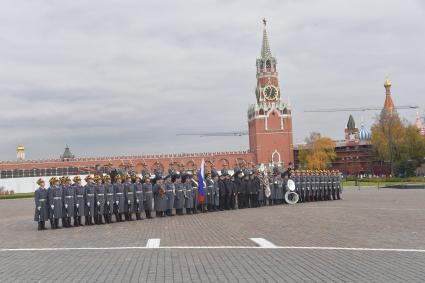 Москва. Военнослужащие Президентского полка перед началом  церемонии развода пеших и конных караулов на Соборной площади Московского Кремля.