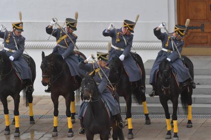 Москва. Военнослужащие Президентского полка во время церемонии развода пеших и конных караулов на Соборной площади Московского Кремля.