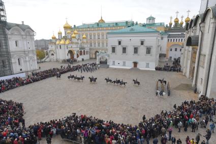 Москва. Военнослужащие Президентского полка во время церемонии развода пеших и конных караулов на Соборной площади Московского Кремля.