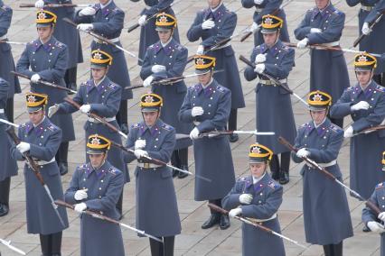 Москва. Военнослужащие Президентского полка во время церемонии развода пеших и конных караулов на Соборной площади Московского Кремля.