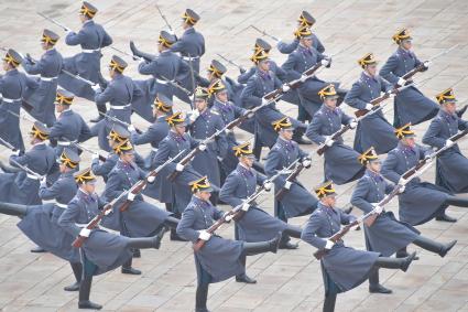 Москва. Военнослужащие Президентского полка во время церемонии развода пеших и конных караулов на Соборной площади Московского Кремля.