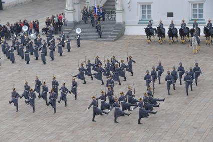 Москва. Военнослужащие Президентского полка во время церемонии развода пеших и конных караулов на Соборной площади Московского Кремля.