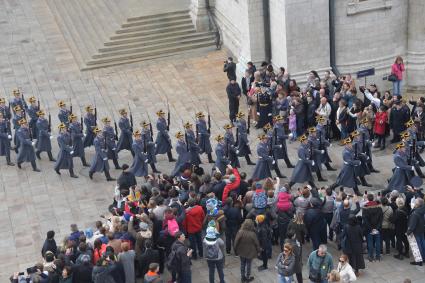 Москва. Военнослужащие Президентского полка во время церемонии развода пеших и конных караулов на Соборной площади Московского Кремля.