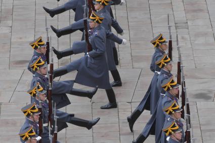 Москва. Военнослужащие Президентского полка во время церемонии развода пеших и конных караулов на Соборной площади Московского Кремля.