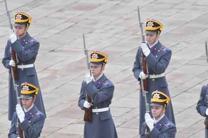 Москва. Военнослужащие Президентского полка во время церемонии развода пеших и конных караулов на Соборной площади Московского Кремля.