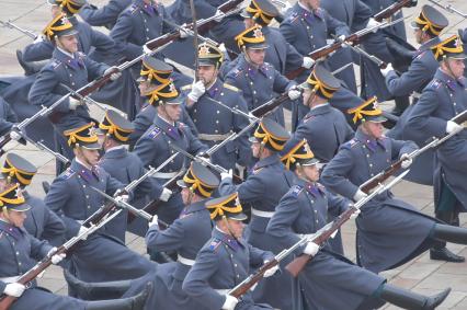 Москва. Военнослужащие Президентского полка во время церемонии развода пеших и конных караулов на Соборной площади Московского Кремля.