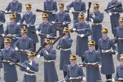 Москва. Военнослужащие Президентского полка во время церемонии развода пеших и конных караулов на Соборной площади Московского Кремля.