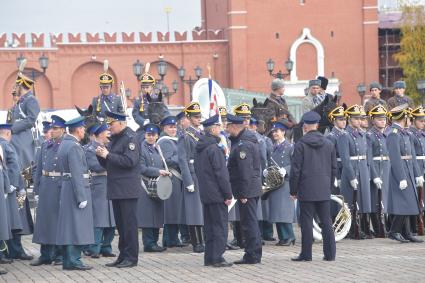 Москва. Военнослужащие Президентского полка перед началом  церемонии развода пеших и конных караулов на Соборной площади Московского Кремля.