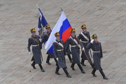 Москва. Военнослужащие Президентского полка во время церемонии развода пеших и конных караулов на Соборной площади Московского Кремля.