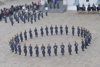 Москва. Военнослужащие Президентского полка во время церемонии развода пеших и конных караулов на Соборной площади Московского Кремля.