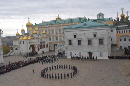 Москва. Военнослужащие Президентского полка во время церемонии развода пеших и конных караулов на Соборной площади Московского Кремля.