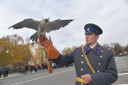 Москва.  Сотрудник орнитологической службы  Кремля держит ястреба.