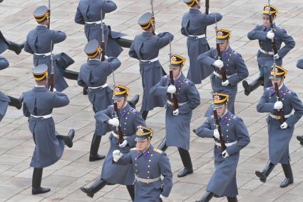 Москва. Военнослужащие Президентского полка во время церемонии развода пеших и конных караулов на Соборной площади Московского Кремля.