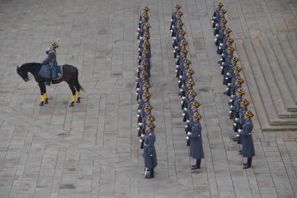 Москва. Военнослужащие Президентского полка во время церемонии развода пеших и конных караулов на Соборной площади Московского Кремля.