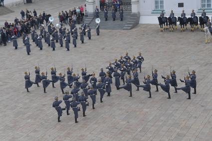 Москва. Военнослужащие Президентского полка во время церемонии развода пеших и конных караулов на Соборной площади Московского Кремля.