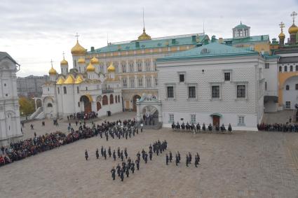 Москва. Военнослужащие Президентского полка во время церемонии развода пеших и конных караулов на Соборной площади Московского Кремля.