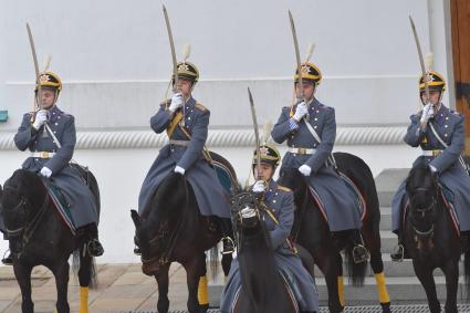 Москва. Военнослужащие Президентского полка во время церемонии развода пеших и конных караулов на Соборной площади Московского Кремля.